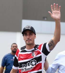 Thiago Galhardo desembarca em Recife para assinar com o Santa Cruz 