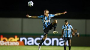 Lucas Esteves é detonado por torcedores do Grêmio em jogo de estreia: "Não acerta nada"