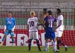 Meia do Jacuipense é expulso após ‘peteleco’ em jogador do Bahia