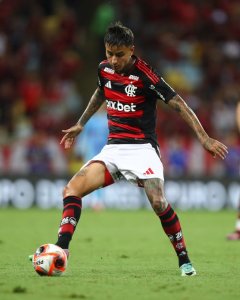 Flamengo renova contrato do volante Erick Pulgar